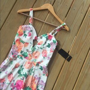 Beautiful boutique body con flower pattern dress